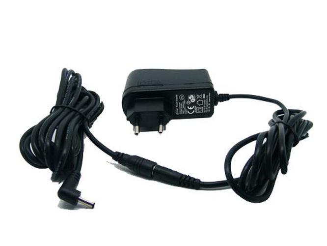 Zwarte 3 meter Foscam 5V verlengkabel met stroomadapter en haakse connector op witte achtergrond.